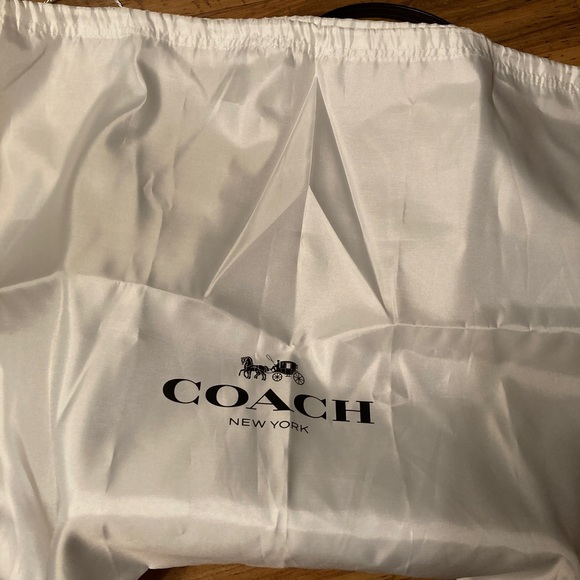 High gloss Coach tote with drawstring dust cover bag - Picture 6 of 11